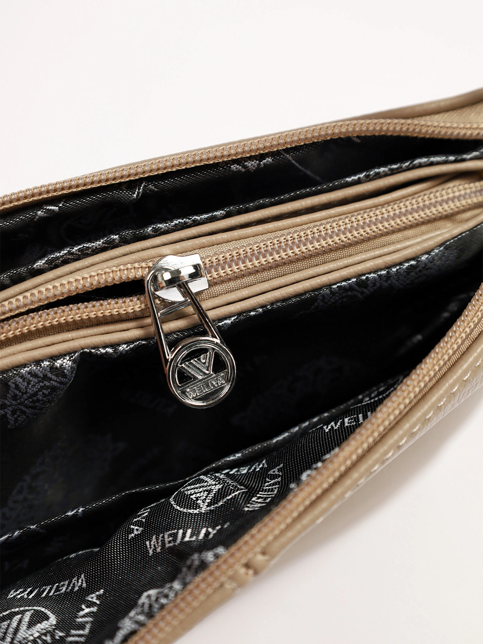 Сумка-кроссбоди с декоративным патчем в ассортименте